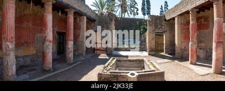 ERCOLANO, ITALIA - 04 MAGGIO 2022 - Vista panoramica del giardino della Casa dei Cervi a Ercolano, Italia Foto Stock