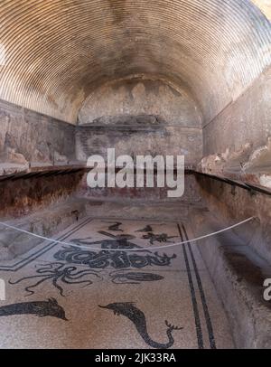 ERCOLANO, ITALIA - 04 MAGGIO 2022 - antiche terme di epoca maschile nella città romana di Ercolano, Italia Foto Stock