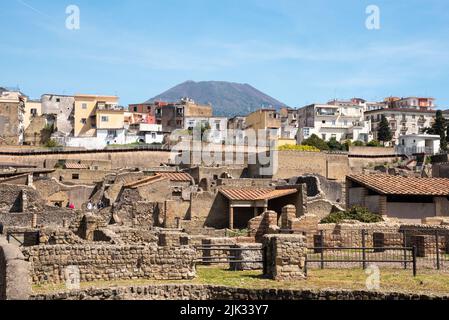 Paesaggio urbano dell'antica Ercolano, distrutto dall'eruzione vulcanica del Monte Vesuvio, Italia Foto Stock