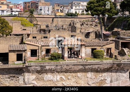 Paesaggio urbano dell'antica Ercolano, distrutto dall'eruzione vulcanica del Monte Vesuvio, Italia Foto Stock