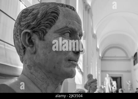 NAPOLI, ITALIA - 06 MAGGIO 2022 - Antica statua romana dell'Imperatrice Gaio Giulio Geasar, Italia Foto Stock