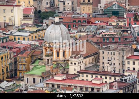 Grande cupola di una chiesa nel centro di Napoli, Italia meridionale Foto Stock