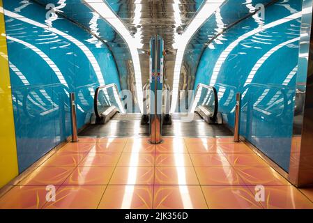 NAPOLI, ITALIA - 06 MAGGIO 2022 - moderno design di una stazione della metropolitana nel centro di Napoli Foto Stock