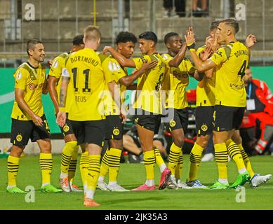 Monaco di Baviera, Germania. 29th luglio 2022. I giocatori di Dortmund festeggiano il punteggio durante una partita di calcio della Coppa di Germania tra TSV 1860 Monaco e Borussia Dortmund a Monaco, Germania, 29 luglio 2022. Credit: Philippe Ruiz/Xinhua/Alamy Live News Foto Stock