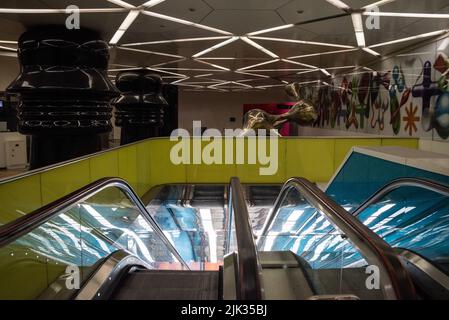 NAPOLI, ITALIA - 06 MAGGIO 2022 - moderno design di una stazione della metropolitana nel centro di Napoli Foto Stock