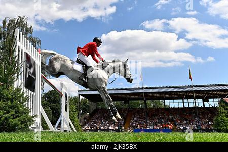 Hassocks, Regno Unito. 29th luglio 2022. Lo spettacolo del Cavallo Internazionale Longines Royal. Hickstead Showground. Hassocks. Ludger Beerbaum (GER) in sella A MILA durante la tazza Longines FEI Jumping Nations della Gran Bretagna. Credit: Sport in immagini/Alamy Live News Foto Stock