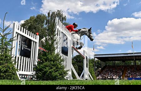 Hassocks, Regno Unito. 29th luglio 2022. Lo spettacolo del Cavallo Internazionale Longines Royal. Hickstead Showground. Hassocks. Ludger Beerbaum (GER) in sella A MILA durante la tazza Longines FEI Jumping Nations della Gran Bretagna. Credit: Sport in immagini/Alamy Live News Foto Stock