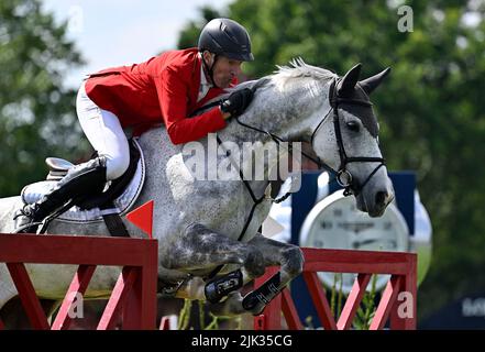 Hassocks, Regno Unito. 29th luglio 2022. Lo spettacolo del Cavallo Internazionale Longines Royal. Hickstead Showground. Hassocks. Ludger Beerbaum (GER) in sella A MILA durante la tazza Longines FEI Jumping Nations della Gran Bretagna. Credit: Sport in immagini/Alamy Live News Foto Stock