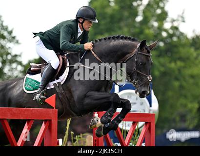 Hassocks, Regno Unito. 29th luglio 2022. Lo spettacolo del Cavallo Internazionale Longines Royal. Hickstead Showground. Hassocks. Shane Breen (IRL) guida VISTOGRAND durante la tazza Longines FEI jumping Nations della Gran Bretagna. Credit: Sport in immagini/Alamy Live News Foto Stock