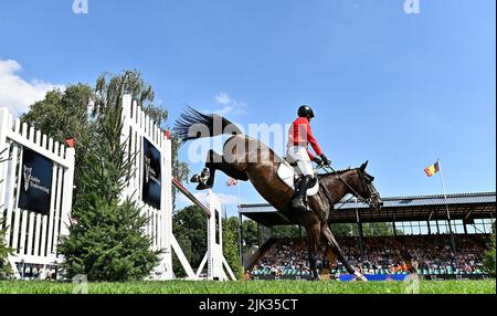 Hassocks, Regno Unito. 29th luglio 2022. Lo spettacolo del Cavallo Internazionale Longines Royal. Hickstead Showground. Hassocks. Philipp Weishaupt (GER) guida ASATHIR durante la tazza Longines FEI jumping nazioni della Gran Bretagna. Credit: Sport in immagini/Alamy Live News Foto Stock