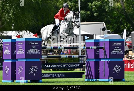 Hassocks, Regno Unito. 29th luglio 2022. Lo spettacolo del Cavallo Internazionale Longines Royal. Hickstead Showground. Hassocks. Ludger Beerbaum (GER) in sella A MILA durante la tazza Longines FEI Jumping Nations della Gran Bretagna. Credit: Sport in immagini/Alamy Live News Foto Stock