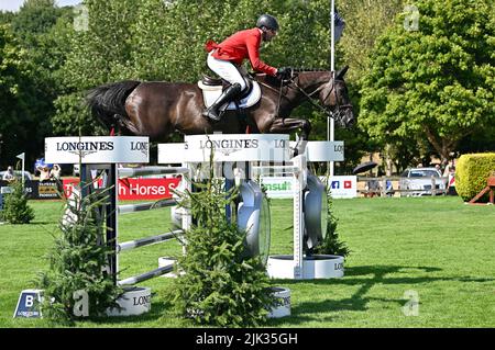 Hassocks, Regno Unito. 29th luglio 2022. Lo spettacolo del Cavallo Internazionale Longines Royal. Hickstead Showground. Hassocks. Philipp Weishaupt (GER) guida ASATHIR durante la tazza Longines FEI jumping nazioni della Gran Bretagna. Credit: Sport in immagini/Alamy Live News Foto Stock