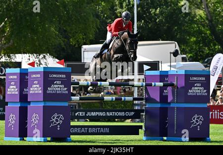 Hassocks, Regno Unito. 29th luglio 2022. Lo spettacolo del Cavallo Internazionale Longines Royal. Hickstead Showground. Hassocks. Philipp Weishaupt (GER) guida ASATHIR durante la tazza Longines FEI jumping nazioni della Gran Bretagna. Credit: Sport in immagini/Alamy Live News Foto Stock