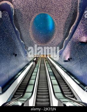 NAPOLI, ITALIA - 06 MAGGIO 2022 - moderno design della stazione della metropolitana di Toledo nel centro di Napoli, Italia Foto Stock