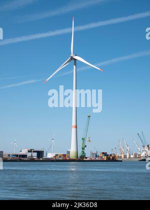 Anversa, Belgio, 24 luglio 2022, vista dal ponte di Siberian su parte del porto di Anversa Foto Stock