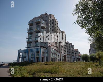 Breskens, Olanda, 18 luglio 2022, grandi e bei appartamenti di lusso con vista sul porto turistico di Port Scaldis in provincia di Sealand Foto Stock