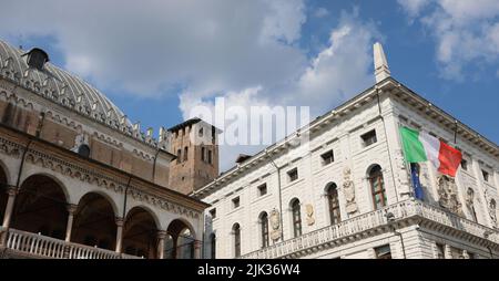 Padova, PD, Italia - 15 maggio 2022: Bandiera italiana sul municipio della città e gli antichi palazzi e la torre medievale chiamata Torre degli Anziani Foto Stock