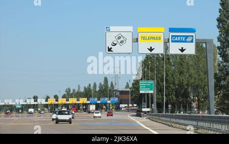 Mestre, VE, Italia - 3 luglio 2022: Strada di barriera Italiana per pagare e nome del sistema di pedaggio Telepass Foto Stock