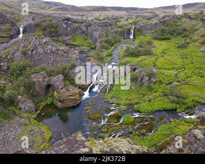 Vista con droni alle cascate di Gjain sull'Islanda Foto Stock