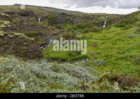 Vista con droni alle cascate di Gjain sull'Islanda Foto Stock