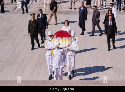 Ankara, Turchia. 30th luglio 2022. Annalena Baerbock (Bündnis 90/Die Grünen), ministro degli Esteri, cammina dietro i portacolori della corona durante la sua visita al Mausoleo di Atatürk per deporre la corona. Credit: Annette Riedl/dpa/Alamy Live News Foto Stock