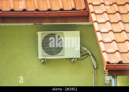 Aria condizionata appesa alla parete dell'edificio Foto Stock