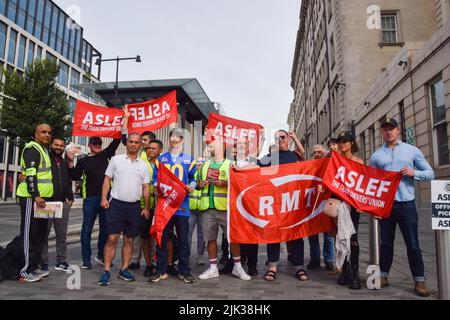 Londra, Regno Unito. 30th luglio 2022. Mick Whelan, segretario generale di ASLEF (centro), presidente della RMT Alex Gordon (centro a destra) e il laburista MP Sam Tarry (estrema destra) si uniscono al picket a Paddington Station. Train Drivers' Union ASLEF (Associated Society of Locomotiva Engineers and firemen) hanno organizzato walkouts over pay. Credit: Vuk Valcic/Alamy Live News Foto Stock