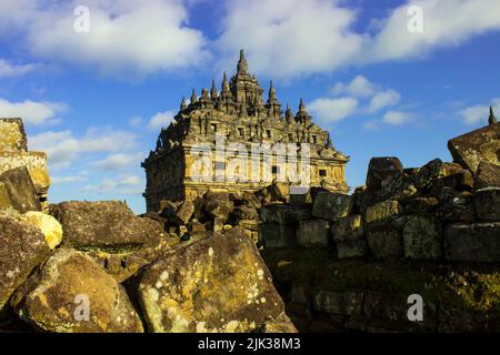 Candi Plaosan, un tempio buddista situato a Klaten Giava Centrale, Indonesia, con uno sfondo del Monte Merapi Foto Stock