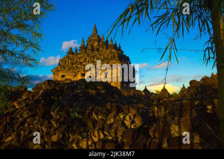 Candi Plaosan, un tempio buddista situato a Klaten Giava Centrale, Indonesia, con uno sfondo del Monte Merapi Foto Stock