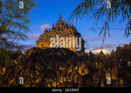 Candi Plaosan, un tempio buddista situato a Klaten Giava Centrale, Indonesia, con uno sfondo del Monte Merapi Foto Stock