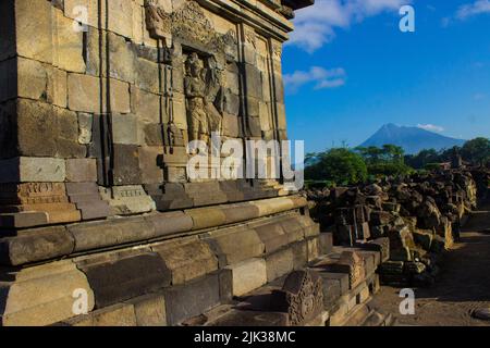 Candi Plaosan, un tempio buddista situato a Klaten Giava Centrale, Indonesia, con uno sfondo del Monte Merapi Foto Stock