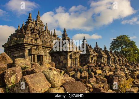 Candi Plaosan, un tempio buddista situato a Klaten Giava Centrale, Indonesia, con uno sfondo del Monte Merapi Foto Stock