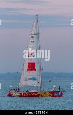 Southend on Sea, Essex, Regno Unito. 30th Lug 2022. La gara di yacht Clipper Round The World è iniziata sull'estuario del Tamigi nel settembre 2019, ma è stata interrotta parzialmente attraverso il percorso globale a causa della pandemia COVID 19. All'inizio di quest'anno le barche da corsa hanno completato il percorso del 40.000nm fino al traguardo nell'estuario del Tamigi al molo di Southend all'alba. La gara generale è stata vinta dal team Qingdao, visto al traguardo. 11 squadre hanno preso il parco in yacht identici da 70 piedi Foto Stock