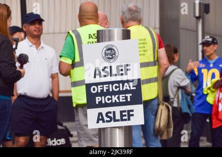 Londra, Regno Unito. 30th luglio 2022. Picket alla stazione di Paddington. Il sindacato dei macchinisti ASLEF (Associated Society of Locomotiva Engineers and firemen) ha messo in scena uno sciopero sulla retribuzione. Credit: ZUMA Press, Inc./Alamy Live News Foto Stock