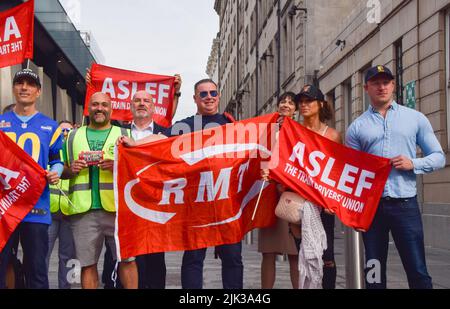 Londra, Regno Unito. 30th luglio 2022. Mick Whelan, segretario generale di ASLEF (centro a sinistra), presidente della RMT Alex Gordon (centro), e il laburista MP Sam Tarry (estrema destra) si uniscono al picket a Paddington Station. Train Drivers' Union ASLEF (Associated Society of Locomotiva Engineers and firemen) hanno organizzato walkouts over pay. Credit: Vuk Valcic/Alamy Live News Foto Stock