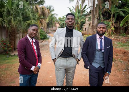 Primo piano di tre giovani uomini africani vestiti stile occidentale guardare al futuro. Foto Stock