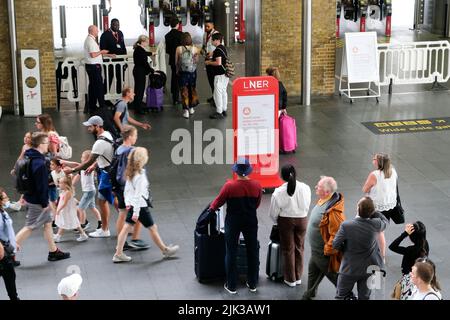 Stazione di Kings Cross, Londra, Regno Unito. 30th luglio 2022. I membri del sindacato ASLEF prendono l'azione di sciopero, servizio limitato di treni alla stazione di Kings Cross. Credit: Matthew Chattle/Alamy Live News Foto Stock