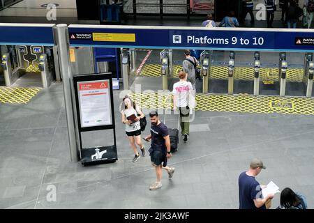 Stazione di Kings Cross, Londra, Regno Unito. 30th luglio 2022. I membri del sindacato ASLEF prendono l'azione di sciopero, servizio limitato di treni alla stazione di Kings Cross. Credit: Matthew Chattle/Alamy Live News Foto Stock