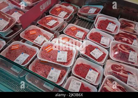 Fossano, Italia - 29 luglio 2022: Carne sminuzzata cruda in vassoi di plastica nel banco refrigerato del supermercato italiano Eurospin. Foto Stock