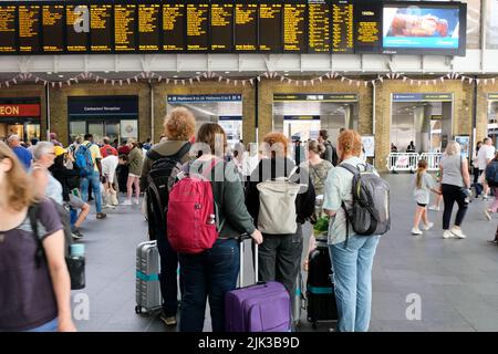 Stazione di Kings Cross, Londra, Regno Unito. 30th luglio 2022. I membri del sindacato ASLEF prendono l'azione di sciopero, servizio limitato di treni alla stazione di Kings Cross. Credit: Matthew Chattle/Alamy Live News Foto Stock