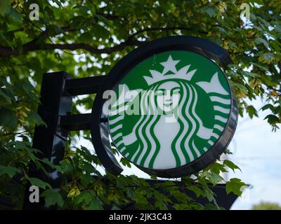 Basilea, Svizzera - Luglio 4 2022: Logo Starbucks esposto sulla facciata di un negozio Starbuks. Starbucks è una catena multinazionale americana di coffeeho Foto Stock