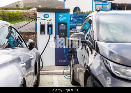 Punto di ricarica veloce per veicoli elettrici ESB a Dingle, contea di Kerry, Irlanda. Foto Stock