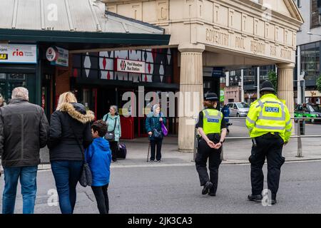 Due poliziotti pattuglia la stazione degli autobus Pool Meadow, Coventry, West Midlands, Regno Unito. Foto Stock