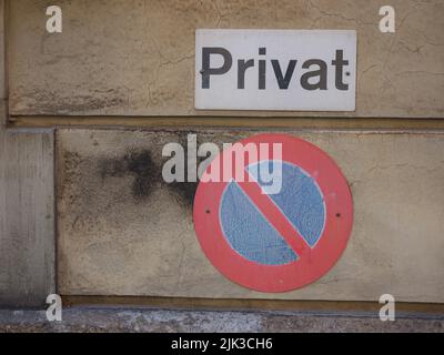 Cartello di divieto del traffico. La fermata è cartello proibito Closeup sullo sfondo delle mura, città svizzera Foto Stock