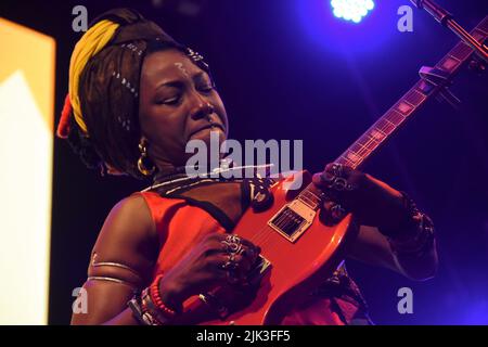Glynde, Inghilterra, Regno Unito. 28th luglio 2022. Il festival Womad (World of Music and Dance) si è tenuto presso Charlton Park, Wiltshire. Gli atti di tutto il mondo si sono riuniti per il quarantesimo anniversario del festival. Fatoumata Diawara dal Mali titoli la tappa principale di Giovedi. (Credit Image: © Rod Harbinson/ZUMA Press Wire) Foto Stock