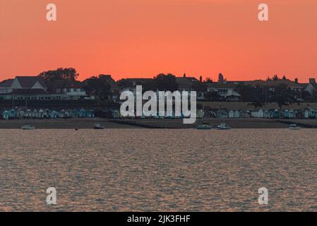 Thorpe Bay, Southend on Sea, Essex, Regno Unito. 30th Lug 2022. Il sole è risorto dietro l'area di Thorpe Bay di Southend on Sea per iniziare una mattinata calda e luminosa. Vista dal Southend Pier. Foto Stock