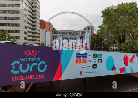 Wembley Stadium, Londra, Regno Unito. 30th luglio 2022.Banners in mostra sulla Olympic Way in vista della finale del Campionato europeo di calcio UEFA femminile che si terrà domani al Wembley Stadium. Le Lionesses inglesi hanno battuto la Svezia 4-0 nelle semifinali all'inizio di questa settimana e si affronteranno in Germania nella finale DELL'EURO femminile UEFA domenica 31 luglio 2022 al Wembley Stadium. Amanda Rose/Alamy Live News Foto Stock