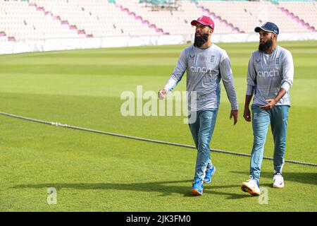 Moeen Ali (a sinistra) e Adishid (a destra) in Inghilterra durante una sessione di prove all'Ageas Bowl di Southampton. Data foto: Sabato 30 luglio 2022. Foto Stock