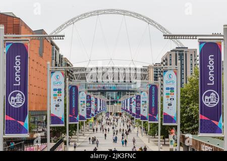 Wembley Stadium, Londra, Regno Unito. 30th luglio 2022.Banners in mostra sulla Olympic Way in vista della finale del Campionato europeo di calcio UEFA femminile che si terrà domani al Wembley Stadium. Le Lionesses inglesi hanno battuto la Svezia 4-0 nelle semifinali all'inizio di questa settimana e si affronteranno in Germania nella finale DELL'EURO femminile UEFA domenica 31 luglio 2022 al Wembley Stadium. Amanda Rose/Alamy Live News Foto Stock