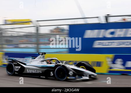 Londra, Regno Unito. 30th luglio 2022. 30th luglio 2022; circuito Excel e-Prix, Docklands, Londra, Inghilterra; ABB Formula e World Championship, gara 1: Stoffel Vandoorne del Belgio guida per (5) Mercedes-EQ credito: Action Plus Sports Images/Alamy Live News Foto Stock